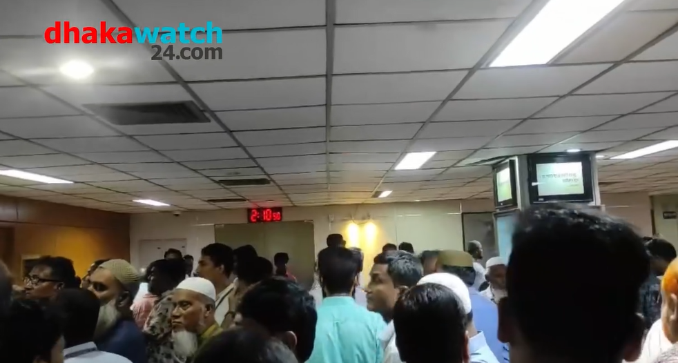 বোনাসের দাবিতে সোনালী ব্যাংকের এমডি অবরুদ্ধ